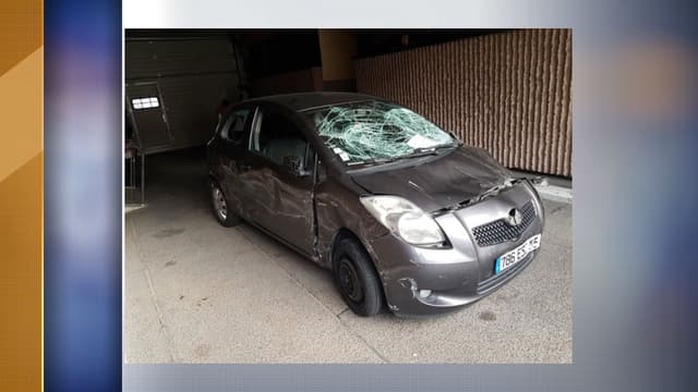 La voiture qui a foncé sur les policiers.