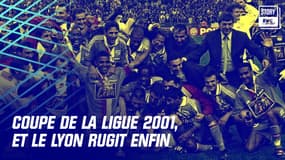 Les joueurs de l'OL fêtent leur succès en finale de la Coupe de la Ligue 2001, premier trophée du club en vingt-huit ans