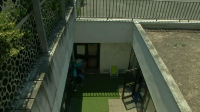 Dans une école de Toulouse, située en sous-sol et avec des verrières sur le toit, la canicule rend la journée difficile pour les enfants
