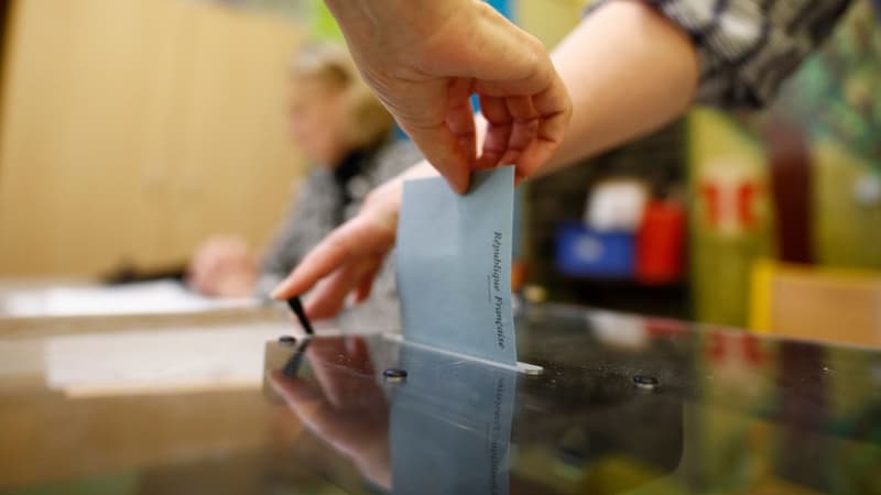 Un bureau de vote à Paris, dimanche 18 juin 2017