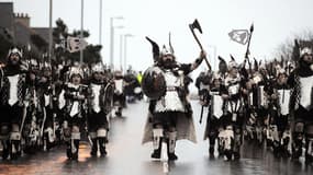 Une fête annuelle viking, dans les îles Shetland, le 28 janvier dernier. Ils ont l'air tout à fait prêts pour Ragnarök.