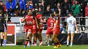 Les Toulonnais exultent après leur victoire face au Racing 92 lors de la 6e journée du Top 14, le 12 novembre 2023.