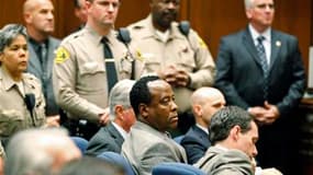 Le médecin personnel de Michael Jackson, le Dr Conrad Murray (au centre) a été reconnu coupable lundi par un jury de Los Angeles d'homicide involontaire à propos de la mort du "roi de la pop". /Photo prise le 7 novembre 2011/REUTERS/Al Seib/Pool