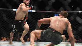 Khabib Nurmagomedov (de face) contre Conor McGregor en 2018