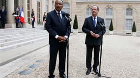 François Hollande et son homologue nigérien Mahamadou Issoufou, invité à l'Élysée, se sont prononcés vendredi pour la tenue d'élections, d'ici fin juillet, "sur tout le territoire" malien, y compris dans les zones instables où les troupes tchadiennes et f