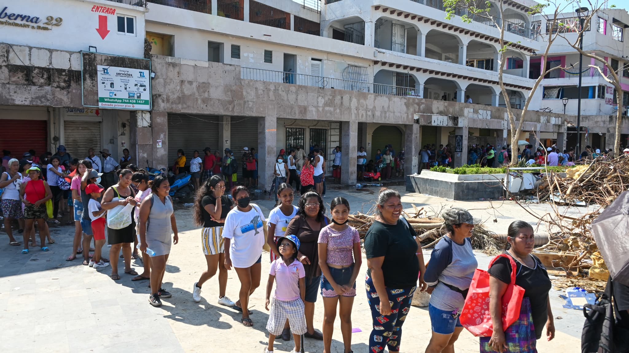 Des habitants d'Acapulco touchés par le passage de l'ouragan Otis reçoivent de la nourriture chaude de la part d'associations civiles à Acapulco, dans l'État de Guerrero, au Mexique, le 5 novembre 2023. 