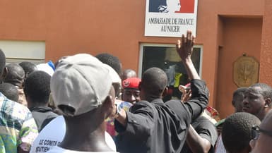 Des manifestants devant l'ambassade de France à Niamey, pendant une manifestation de soutien à la junte militaire à l'origine du push, le 30 juillet 2023