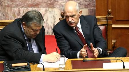 Le Premier ministre grec George Papandréou (à droite) aux côtés de son ministre des Finances, Evangelos Venizelos. Les députés grecs ont adopté jeudi après-midi par 155 voix contre 136 le deuxième volet du plan d'austérité exigé par l'Union européenne et