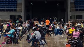 Personnes attendant d'être évacuées avant l'arrivée de l'ouragan Laura, le 25 août, en Louisiane