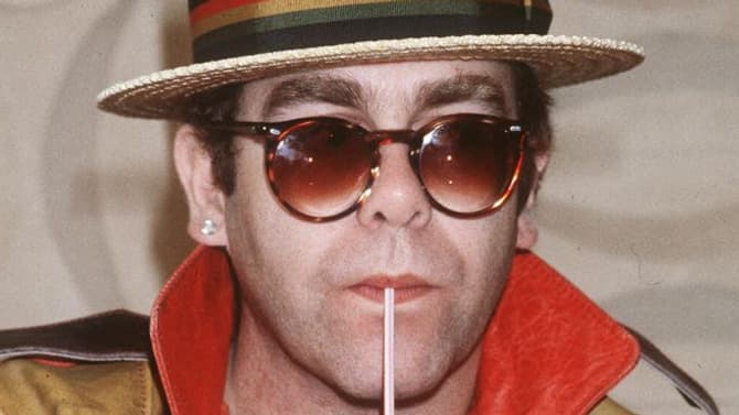 Le chanteur britannique Elton John - de son vrai nom Réginald Kenneth Dwight - buvant un cocktail le 29 mars 1983 à Tunis, avant de recevoir les "lunettes les plus chères du monde", offertes par le joaillier Cartier.