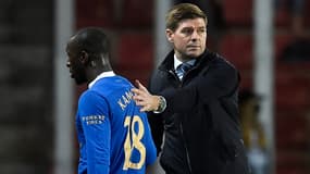 Glen Kamara réconforté par son entraîneur Steven Gerrard