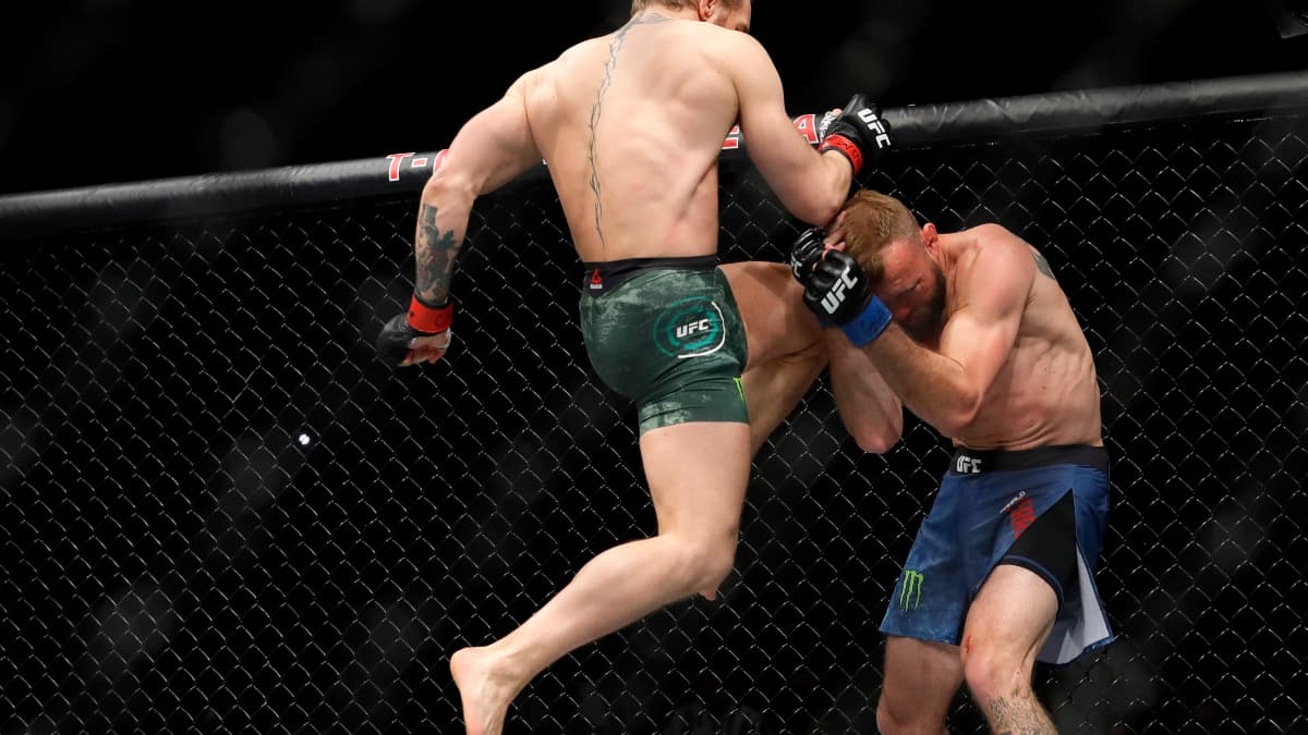 Conor McGregor (en l'air) lors de son combat contre Donald Cerrone en janvier 2020