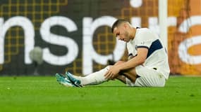 Lucas Hernandez se tient le genou gauche lors de Dortmund-PSG (1-0, demie aller de Ligue des champions), le 1er mai 2024
