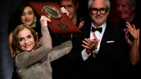 L'actrice Isabelle Huppert récompensée du prix Lumière à Lyon, le 18 octobre 2024.