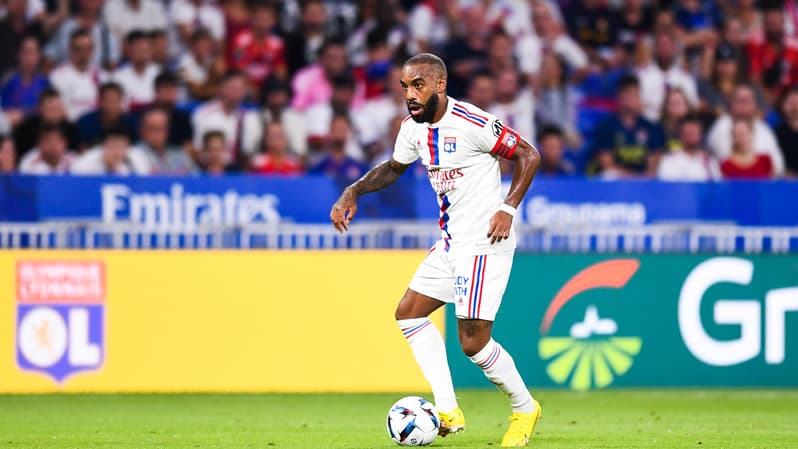 Alexandre Lacazette avec le maillot de l'OL