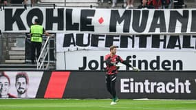 La banderole contre Kolo Muani déployée par des supporters de Francfort contre FC Cologne, le 03/09/2023
