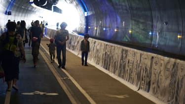 Des personnes marchant dans le tunnel de la Croix-Rousse (photo d'illustration)