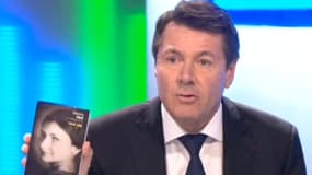 Christian Estrosit brandit "Une vie", l'autobiographie de Simone Veil, pour l'offrir à Marion Maréchal-Le Pen, lors d'un débat télévisé mercredi 2 décembre.