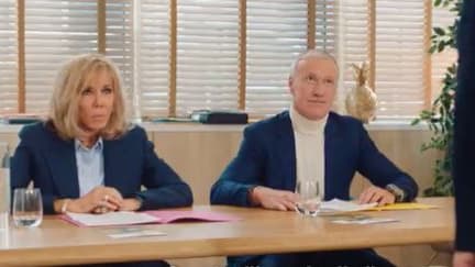 Brigitte Macron et Didier Deschamps dans un sketch de promotion pour l'opération Pièces Jaunes.