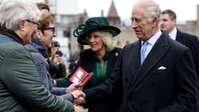 Le roi Charles III et la reine Camilla après la messe de Pâques le 31 mars 2024 à Windsor.