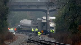 Des enquêteurs sur les lieux de la collision entre un train de passagers et un train de marchandises, le 4 février 2018 en Caroline du Sud. 