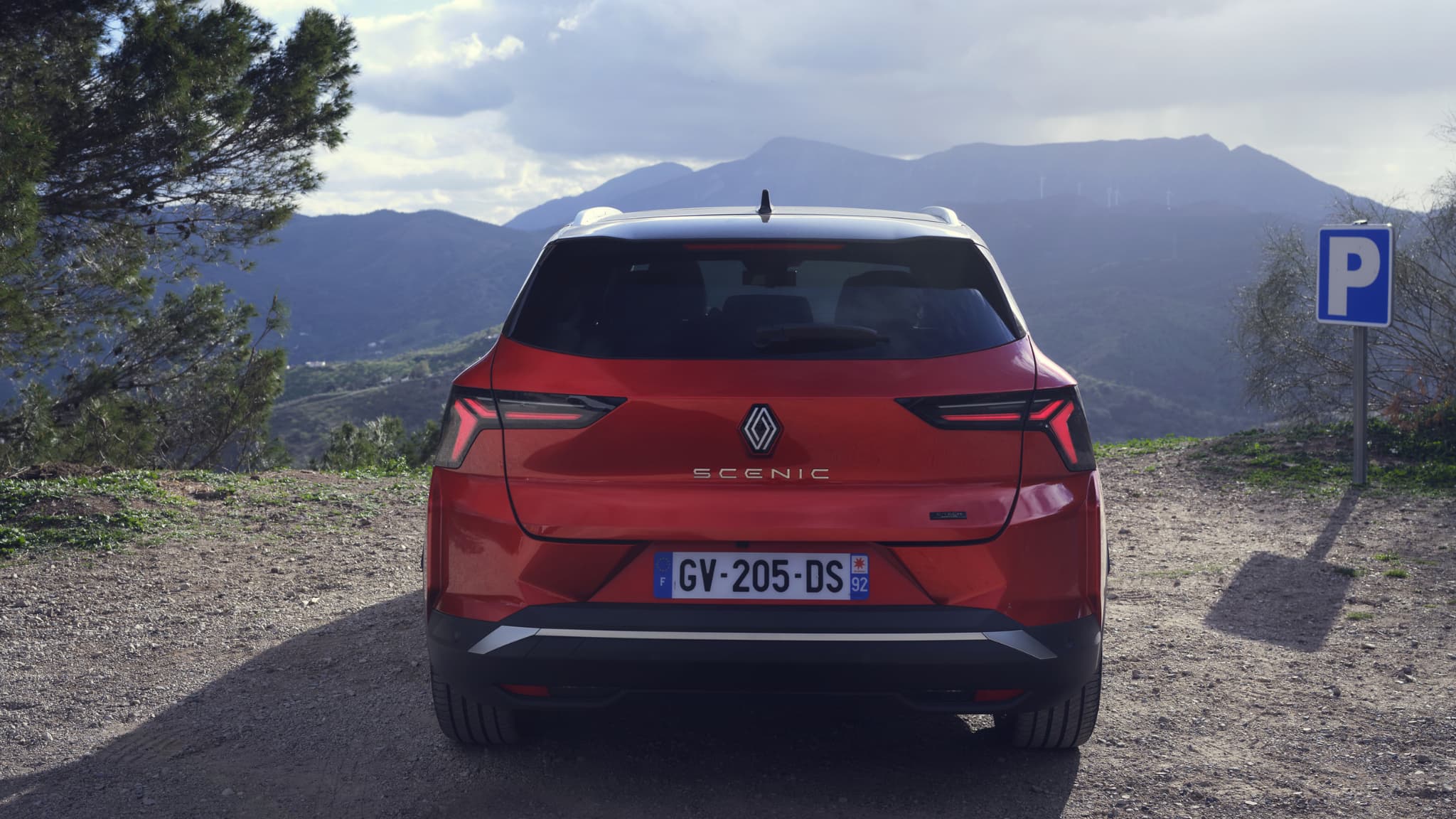 Un nouveau dessin de feux à l'arrière de ce Renault Scénic électrique. Un nouveau dessin de feux à l'arrière de ce Renault Scénic électrique.