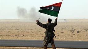 Un insurgé libyen lors de combats contre les forces fidèles à Mouammar Kadhafi près de Ras Lanouf, vendredi. Au lendemain de la prise de contrôle de ce port pétrolier, les rebelles de l'est de la Libye affirment qu'ils poursuivent leur progression vers l'