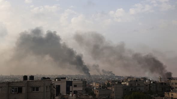 De la fumée est visible à Rafah après des frappes menées par l'armée israélienne à Rafah, ce mardi 28 mai.