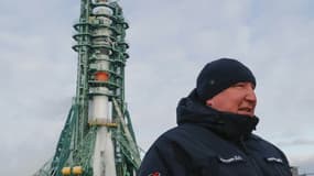 Le chef de l'Agence spatiale russe Dmitry Rogozin se tient, le 8 décembre 2021 au cosmodrome de Baïkonour au Kazakhstan, devant la fusée qui va envoyer dans l'espace le milliardaire japonais Yusaku Maezawa