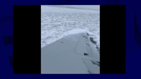 L'aile de l'avion après la sortie de piste 