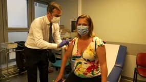 Olivier Véran a vacciné Olivia Grégoire ce mardi à l'hôpital Necker-Enfants malades.