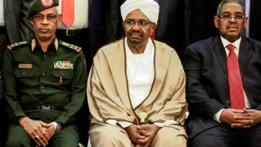 Le président soudanais déchu Omar el-Béchir (au centre) est assis aux côtés de son ancien ministre de la Défense, Awad Ibn Ouf (à gauche) et de l'ancien Premier ministre Mohamed Tahir Eila (à droite), à Khartoum, le 14 mars 2019