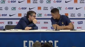 Raphaël Varane avec le responsable de la communication de l'équipe de France