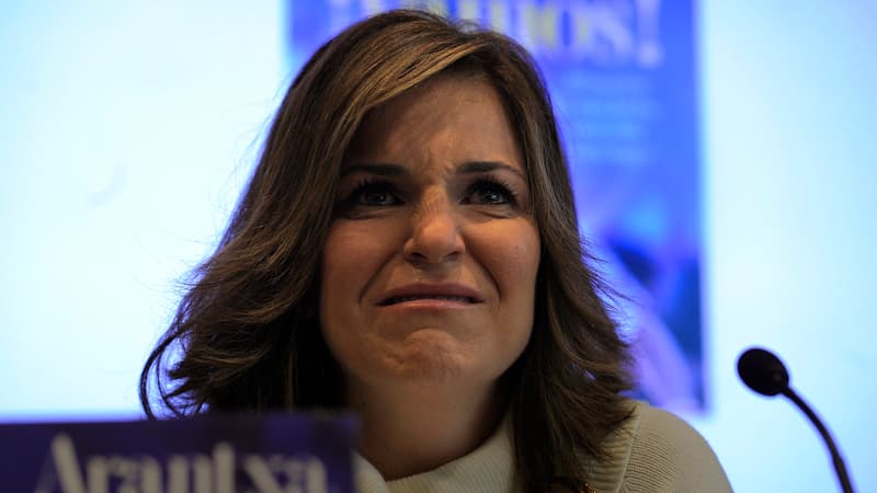 Arantxa Sanchez pleure pendant la présentation de son livre, en 2012