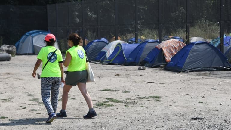 De nombreux bénévoles viennent en aide aux migrants à Calais, dont certains se plaignent d'être la cible de violences physiques ou verbales de la part de policiers