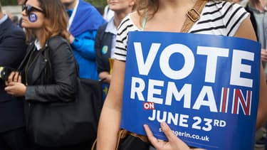 Une pro-"Bremain" tenant un panneau appelant à voter pour le maintient du Royaume-Uni dans l'Union européenne jeudi