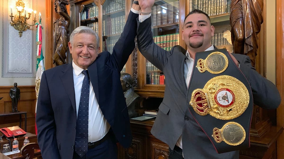 Andy Ruiz Jr (à droite) lors de sa rencontre avec le président mexicain Andres Manuel Lopez Obrador