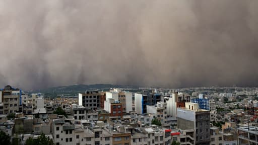 Des tours de télécommunications ont été arrachées par la violence du vent à Téhéran.