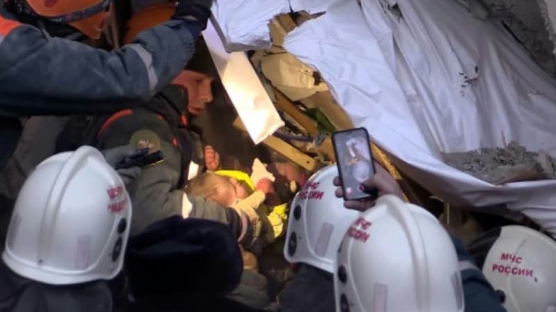 Photo fournie le 1er janvier 2019 par le ministère russe des Situations d'urgence, montrant le bébé retrouvé vivant sous les décombres d'un immeuble touché par une explosion de gaz.
