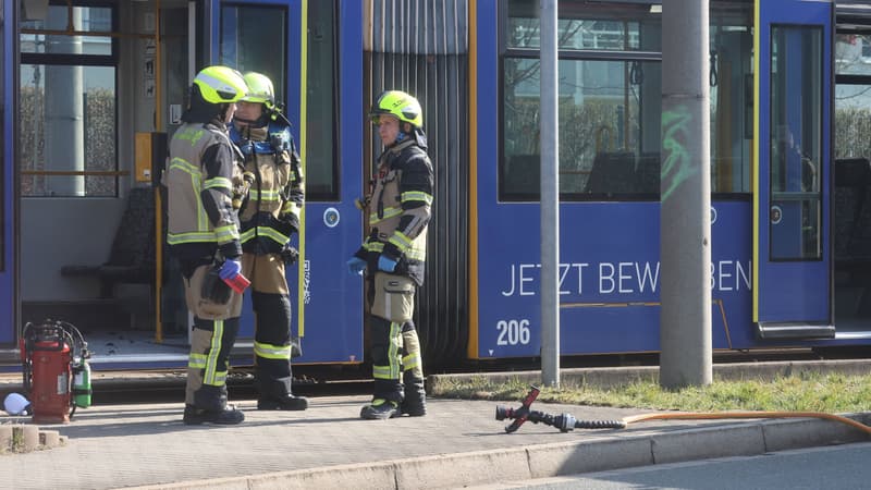 Allemagne: l'époux de la femme aspergée d'essence et grièvement brûlée dans un tramway s'est rendu