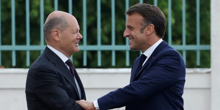 Le chancelier allemand Olaf Scholz et le président français Emmanuel Macron au palais Schloss Meseberg, près de Berlin, le 28 mai 2024.