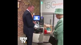 La Reine d'Angleterre visite un supermarché et découvre le paiement sans contact