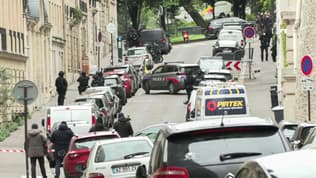 Des véhicules de police près de l'ambassade d'Iran à Paris, le 19 avril 2024