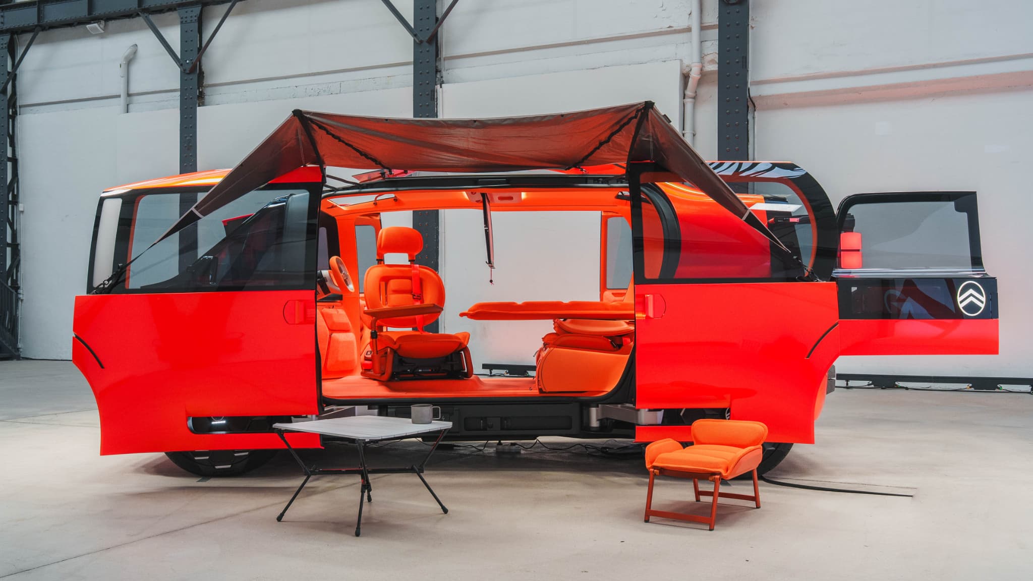 Un vrai véhicule de loisirs avec sièges amovibles et possibilité d'installer un auvent.