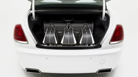 Rolls-Royce lance un set complet de bagages pour aller avec le coupé Wraith. Si elles sont en fibre de carbone, ce n'est pas pour cela que vous voyagerez léger: elles remplissent les 470 litres du coffre très facilement.