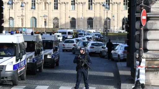 Un policier devant le Louvre, le 3 février 2017