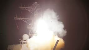 Tir d'un missile Tomahawk depuis le destroyer USS Stout croisant en Méditerranée. Une coalition de cinq armées occidentales a commencé samedi à bombarder des objectifs en Libye pour tenter de contraindre les forces de Mouammar Kadhafi à cesser le feu et à