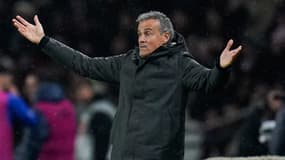 Luis Enrique fait de grands gestes pendant le match du PSG contre Lille en Ligue 1, le 16 janvier 2026