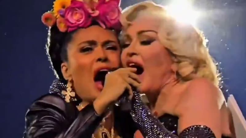 Salma Hayek rejoint Madonna sur scène à Mexico, habillée en Frida Kahlo