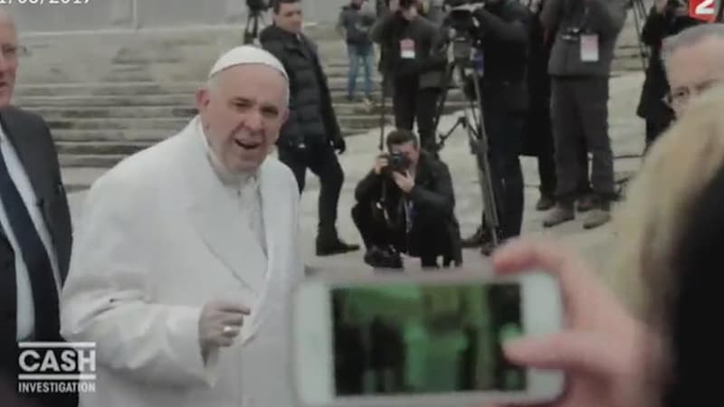 Le pape François répondant aux question d'Elise Lucet dans "Cash Investigation" sur France 2.